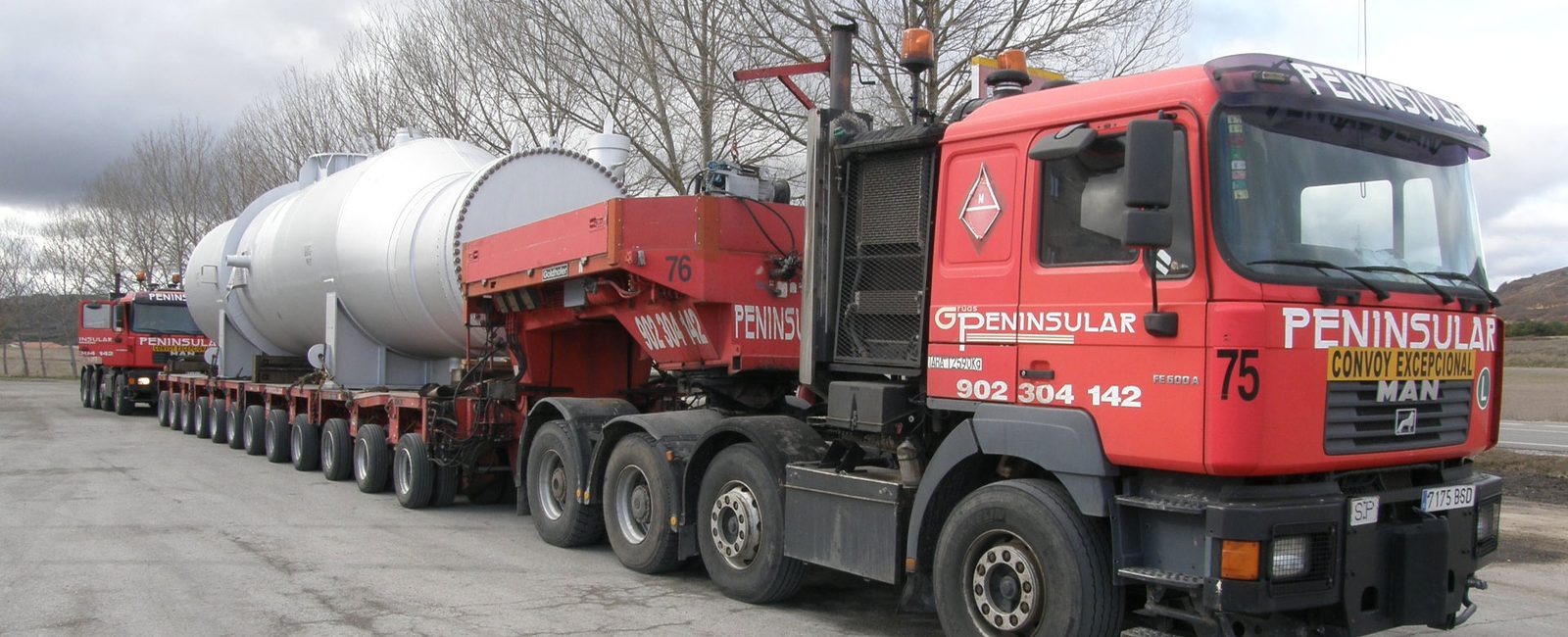 Convoy Peninsular transportando un reactor industrial